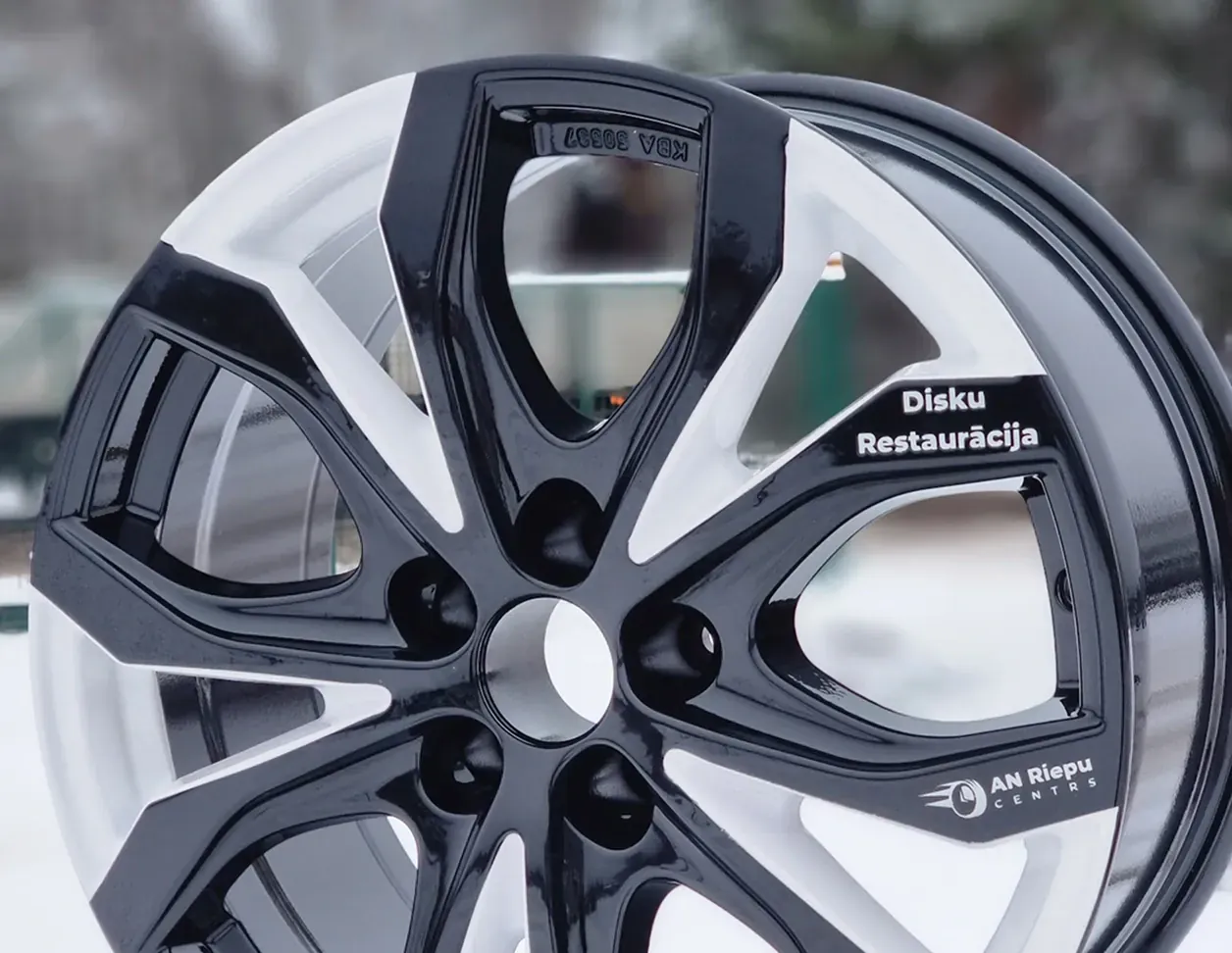 Disks ar logotipu un gravējumu